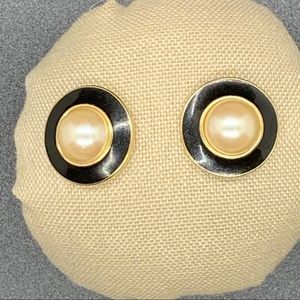Pearl w/black gold round earrings.  Good condition